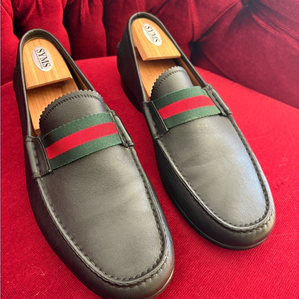 Gucci Men Loafer:  Black Sole with Embossed Logo